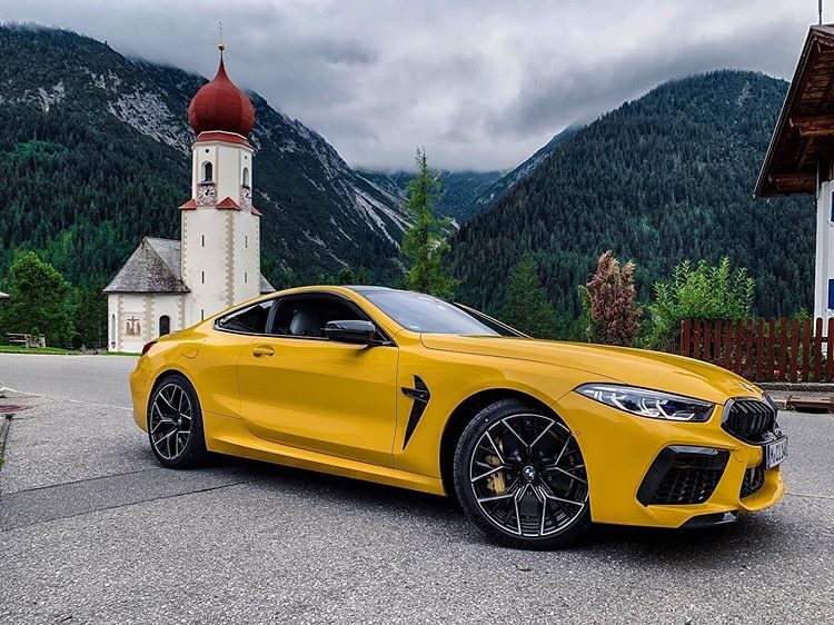 BMW M8 Coupé Competition w kolorze Austin Yellow