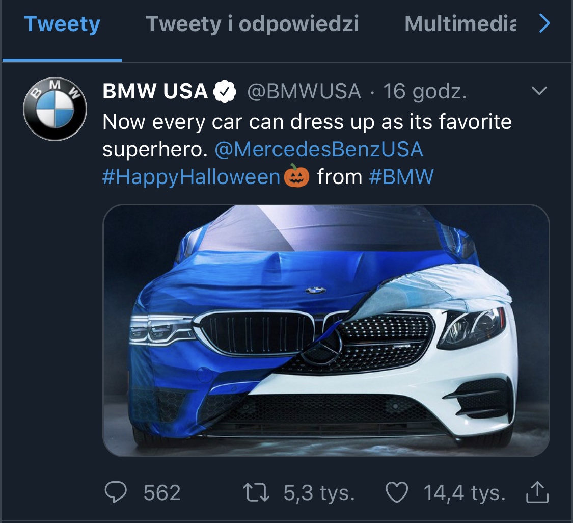 Pstryczek BMW w kierunku Mercedesa na Halloween