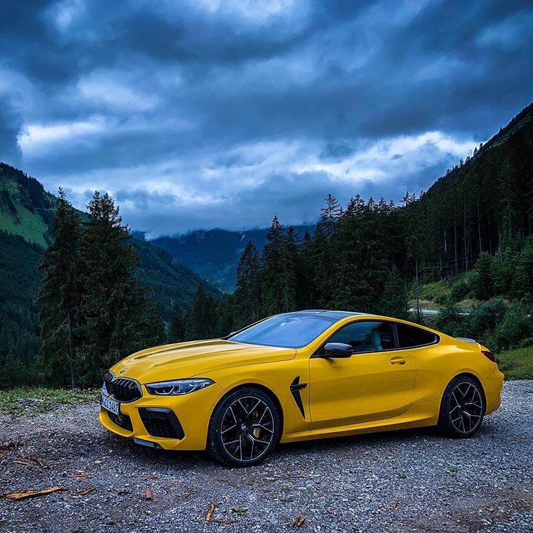 BMW M8 Coupé Competition w kolorze Austin Yellow