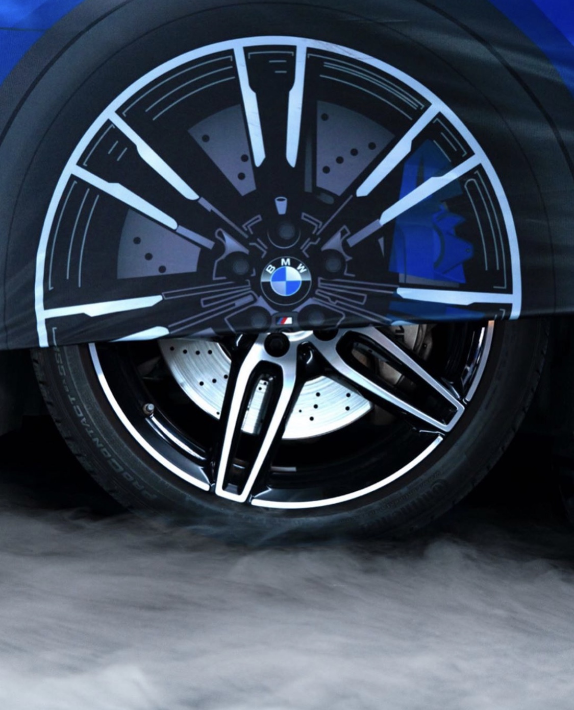 Pstryczek BMW w kierunku Mercedesa na Halloween