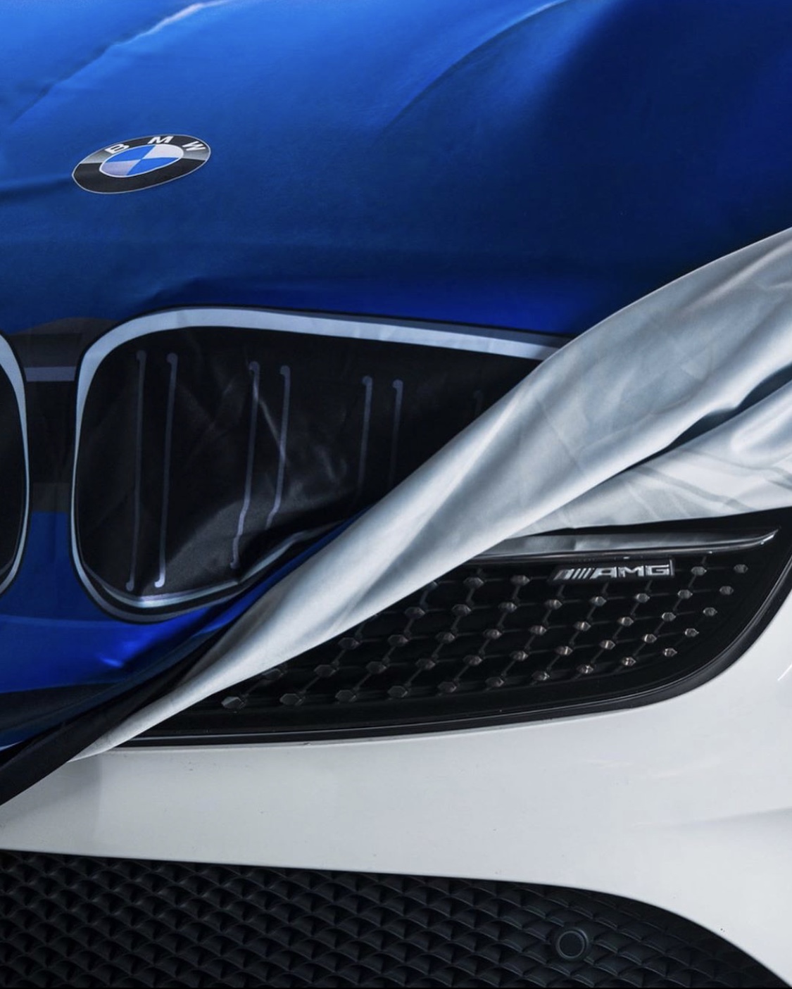 Pstryczek BMW w kierunku Mercedesa na Halloween