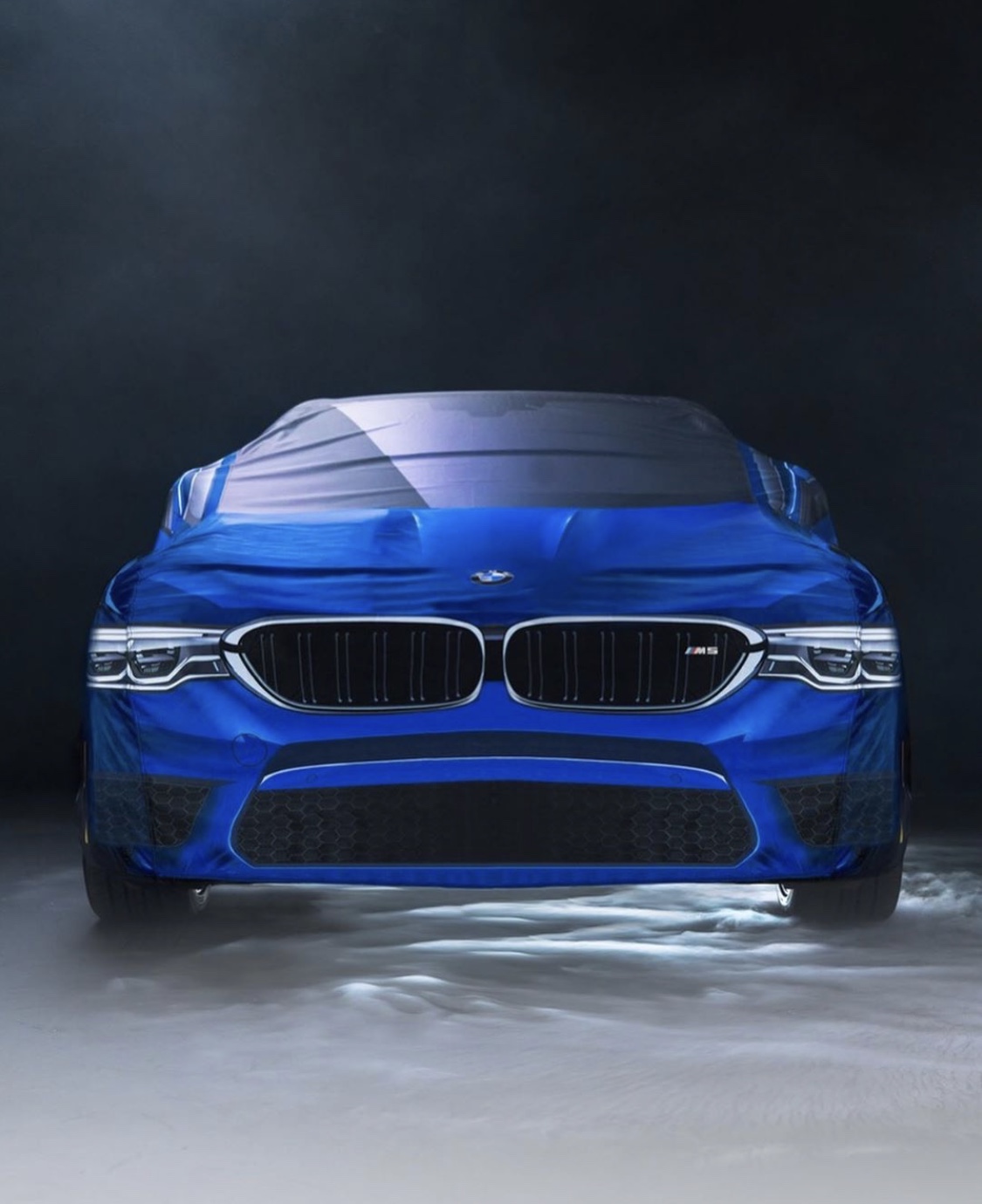 Pstryczek BMW w kierunku Mercedesa na Halloween