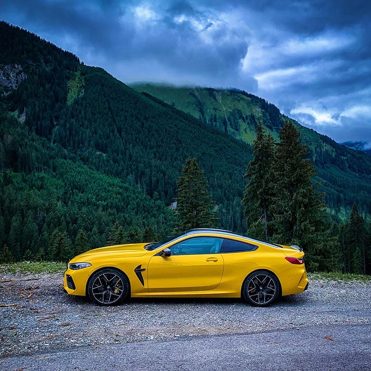 BMW M8 Coupé Competition w kolorze Austin Yellow