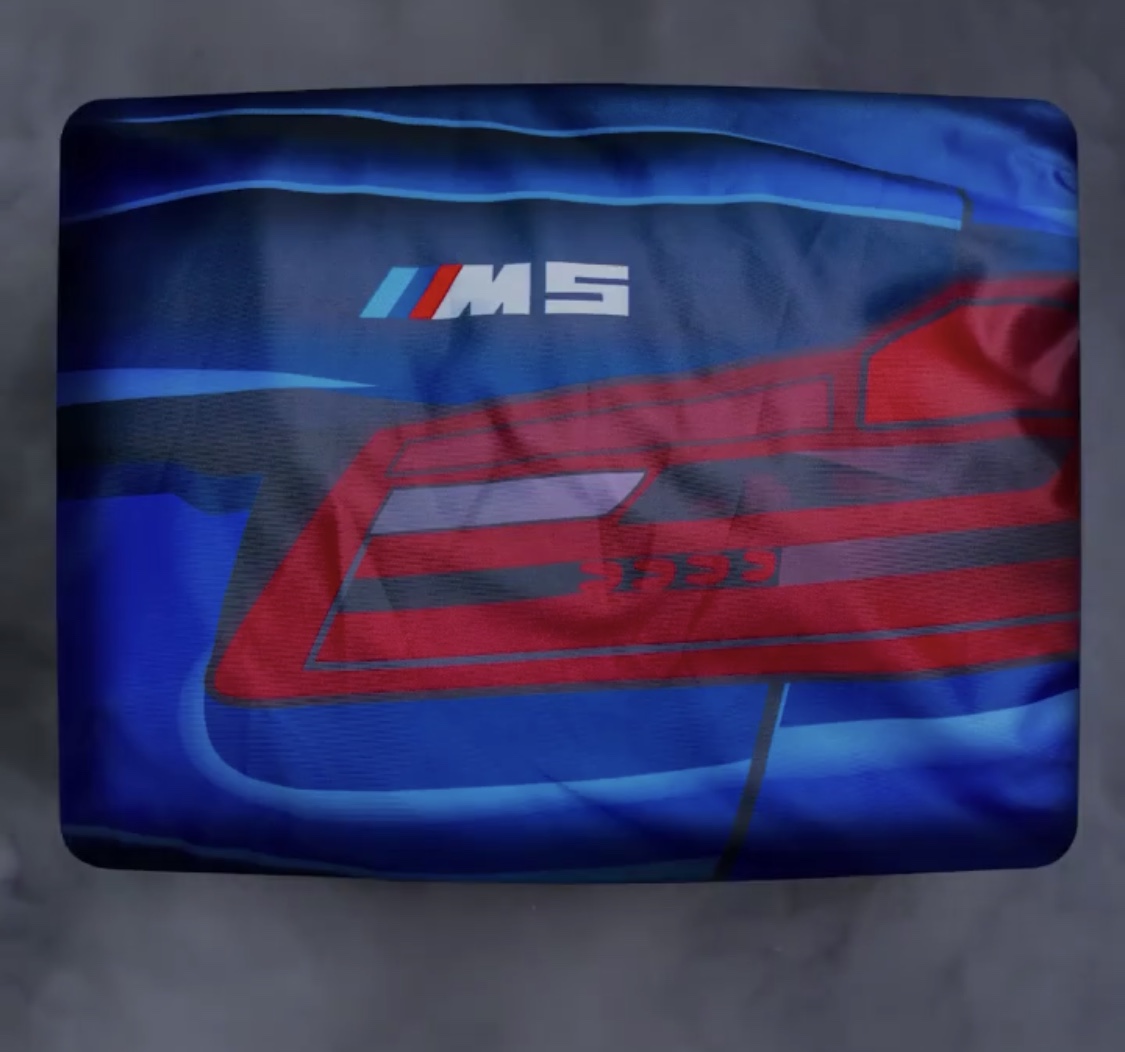 Pstryczek BMW w kierunku Mercedesa na Halloween