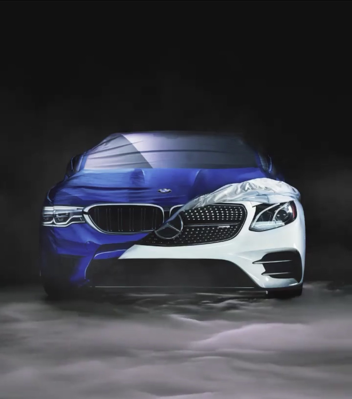 Pstryczek BMW w kierunku Mercedesa na Halloween