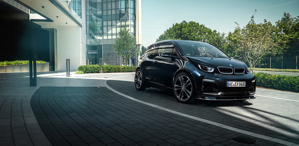 W Abu Dhabi mają fantazję! Ubrali BMW i3s w pakiet od AC Schnitzer