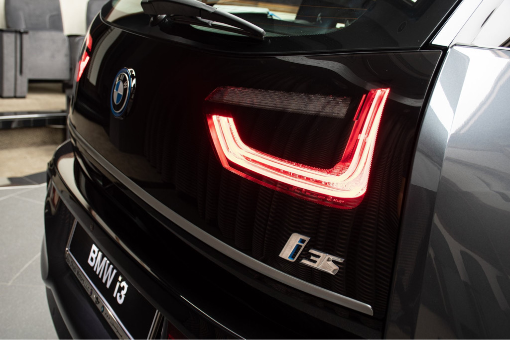W Abu Dhabi mają fantazję! Ubrali BMW i3s w pakiet od AC Schnitzer
