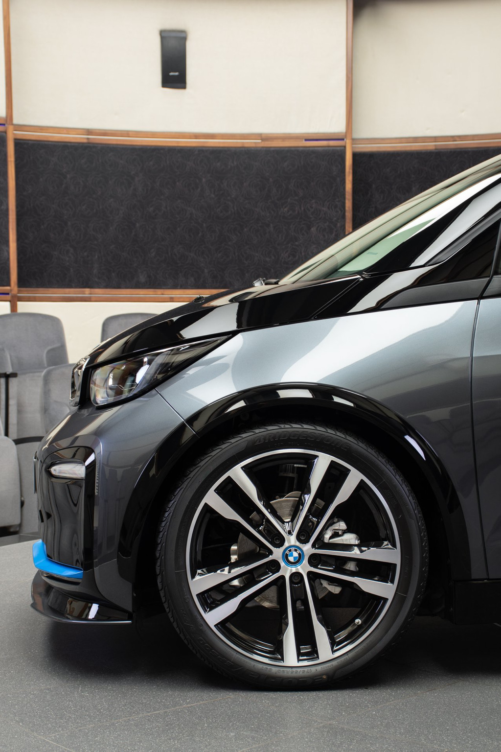 W Abu Dhabi mają fantazję! Ubrali BMW i3s w pakiet od AC Schnitzer