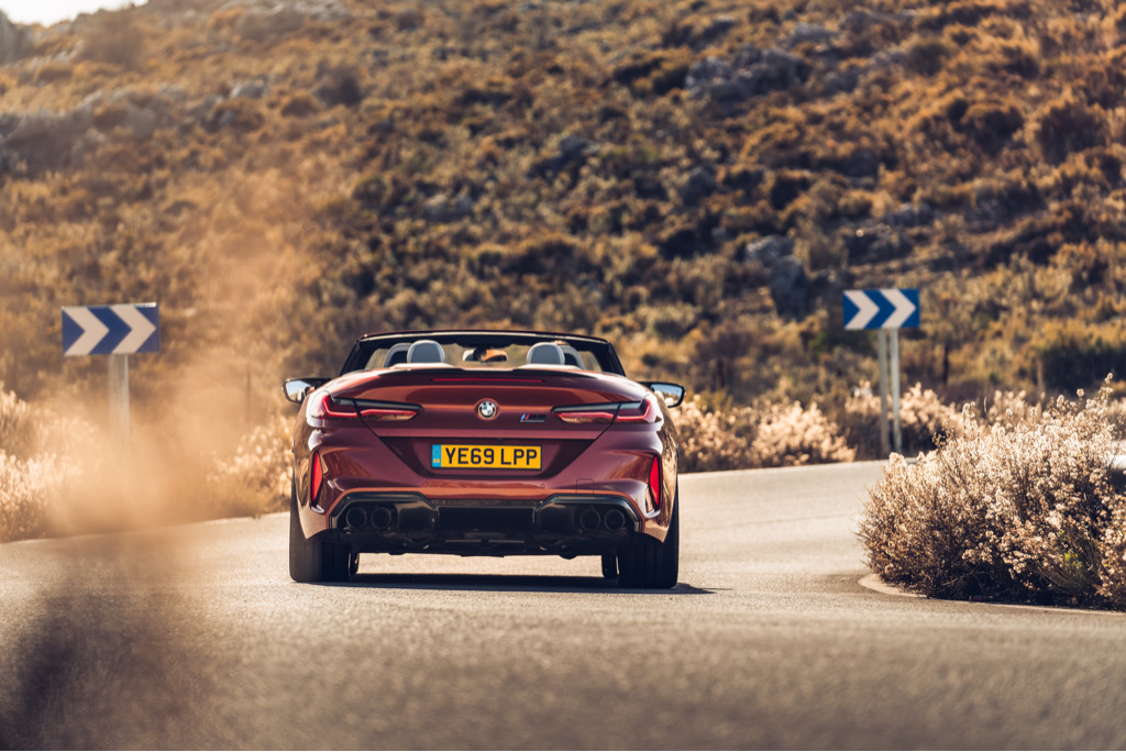 BMW M8 Competition Convertible w naturze. Dodatkowa sesja zdjęciowa prosto z Wysp.