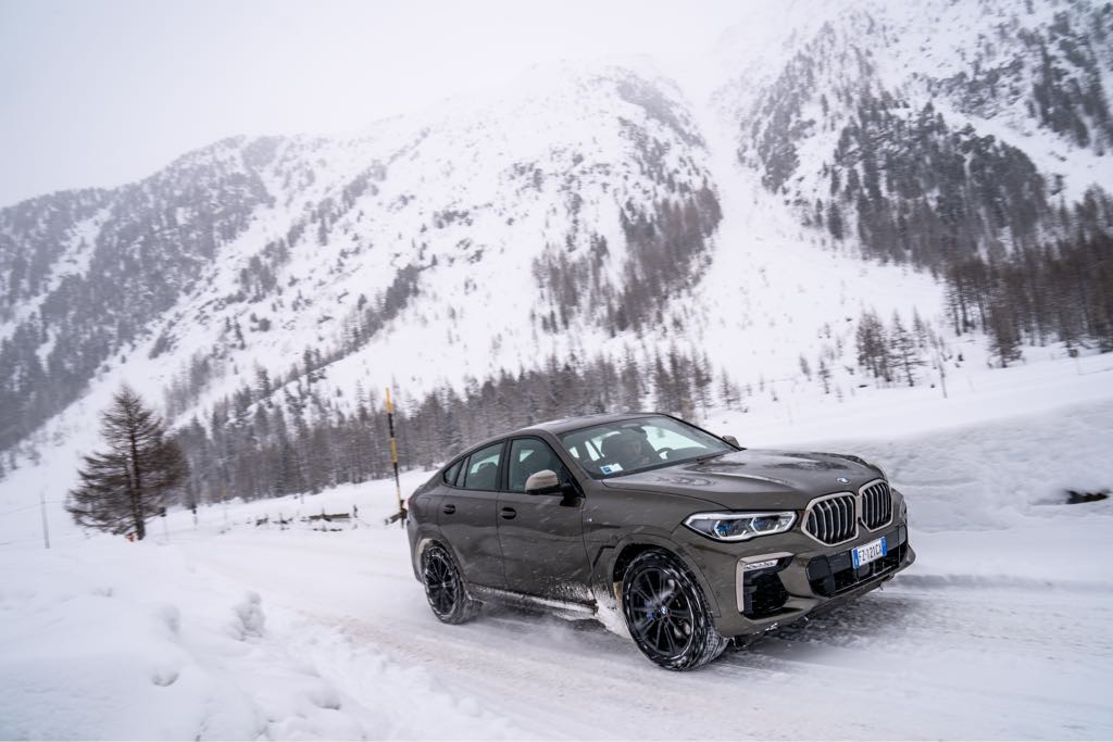 Nowe BMW X6 G06 w zimowej scenerii na prezentacji prasowej