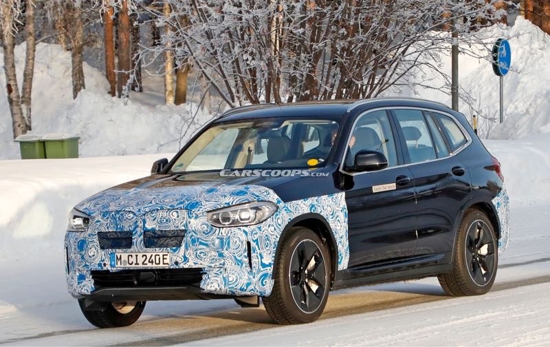 SPY SHOTS: Zakamuflowane BMW iX3 przyłapane na drodze z aerodynamicznymi kołami