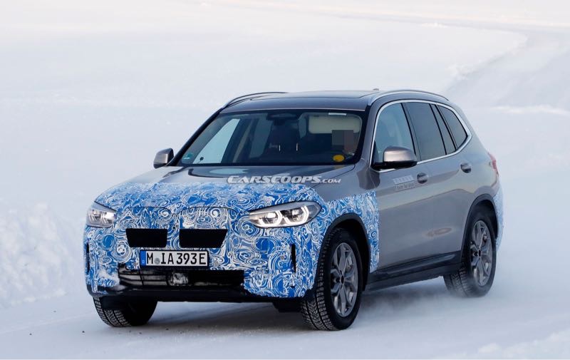 SPY SHOTS: Zakamuflowane BMW iX3 przyłapane na drodze z aerodynamicznymi kołami