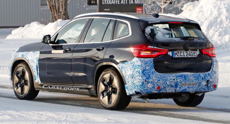 SPY SHOTS: Zakamuflowane BMW iX3 przyłapane na drodze z aerodynamicznymi kołami