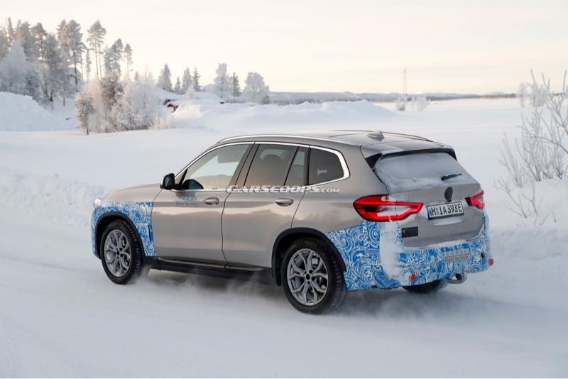 SPY SHOTS: Zakamuflowane BMW iX3 przyłapane na drodze z aerodynamicznymi kołami