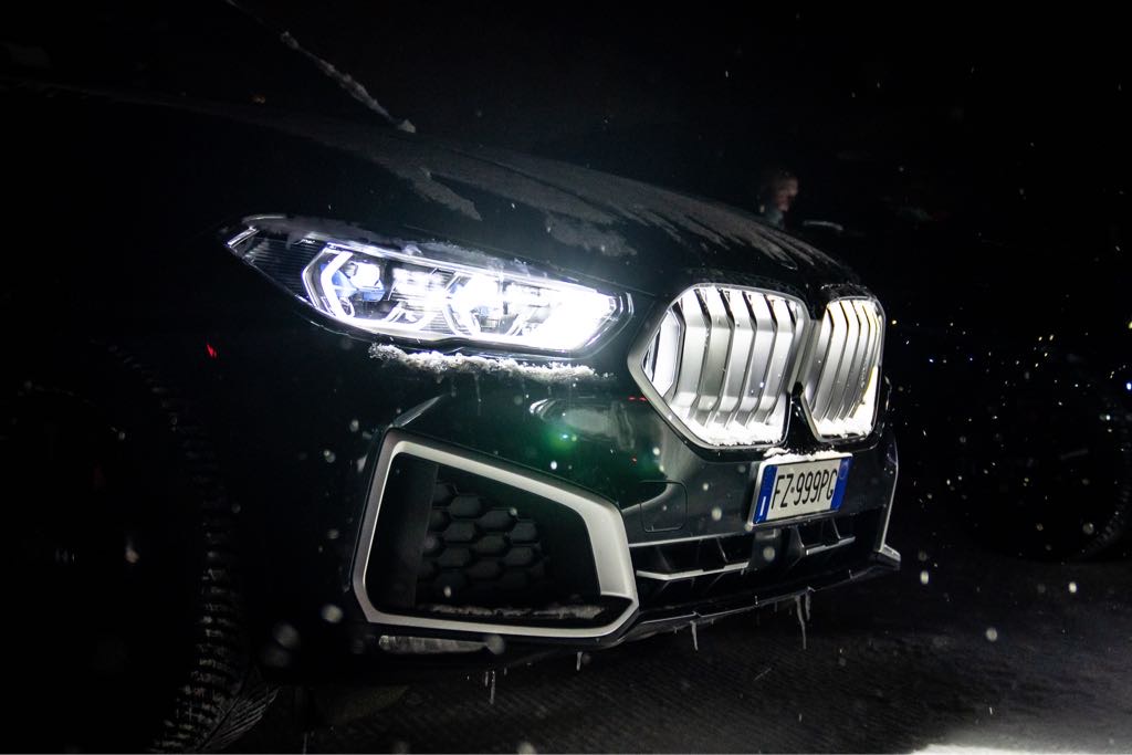Nowe BMW X6 G06 w zimowej scenerii na prezentacji prasowej