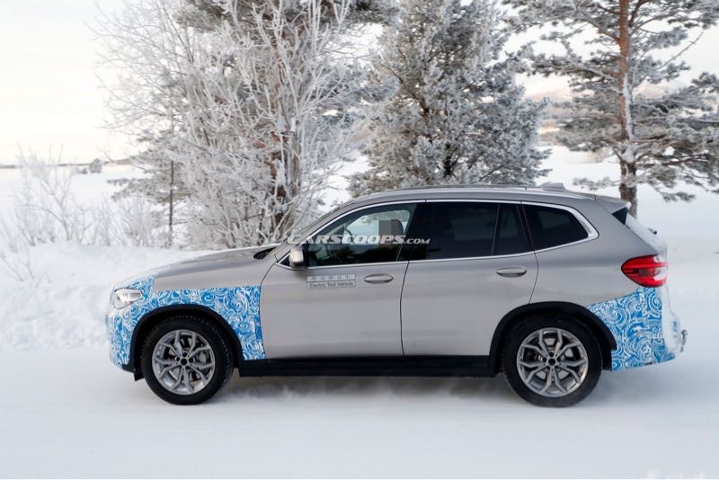 SPY SHOTS: Zakamuflowane BMW iX3 przyłapane na drodze z aerodynamicznymi kołami