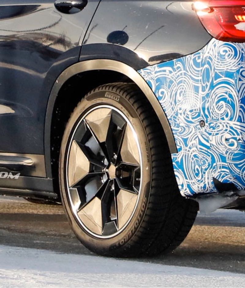 SPY SHOTS: Zakamuflowane BMW iX3 przyłapane na drodze z aerodynamicznymi kołami
