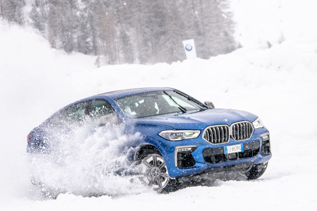 Nowe BMW X6 G06 w zimowej scenerii na prezentacji prasowej