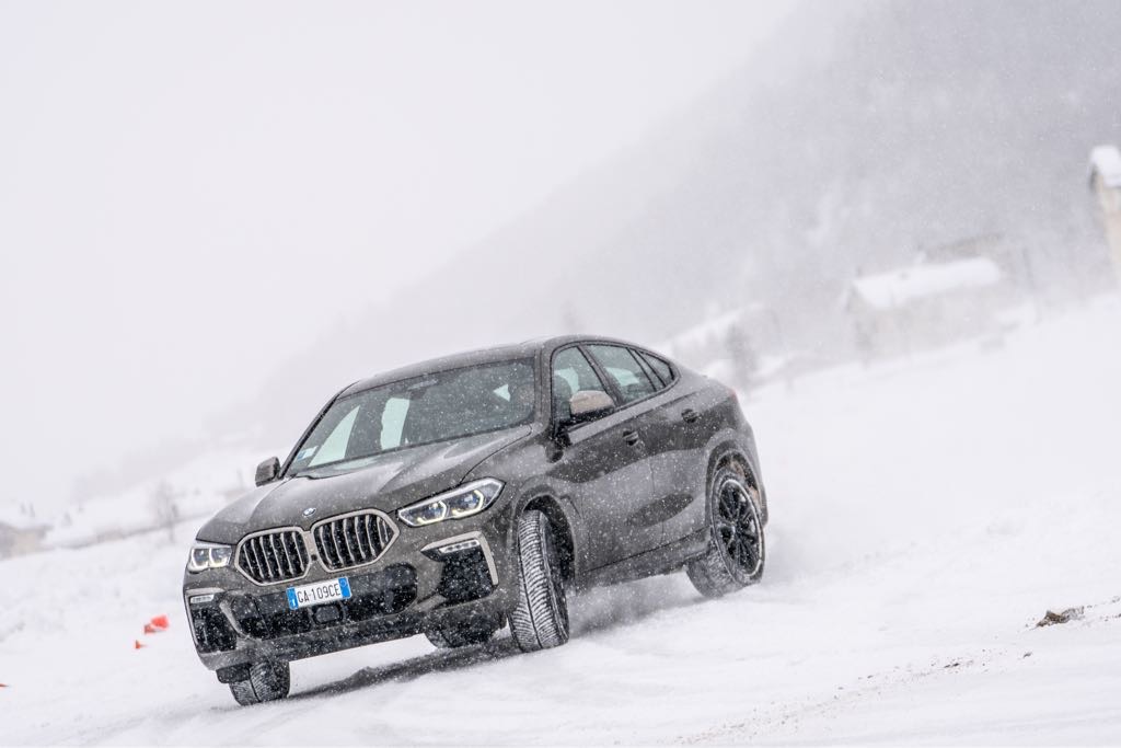 Nowe BMW X6 G06 w zimowej scenerii na prezentacji prasowej