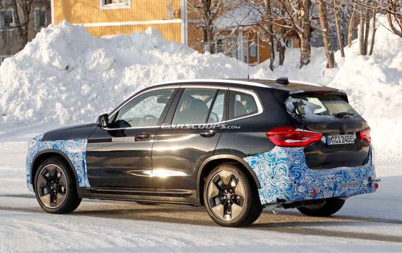 SPY SHOTS: Zakamuflowane BMW iX3 przyłapane na drodze z aerodynamicznymi kołami