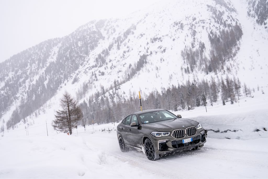 Nowe BMW X6 G06 w zimowej scenerii na prezentacji prasowej