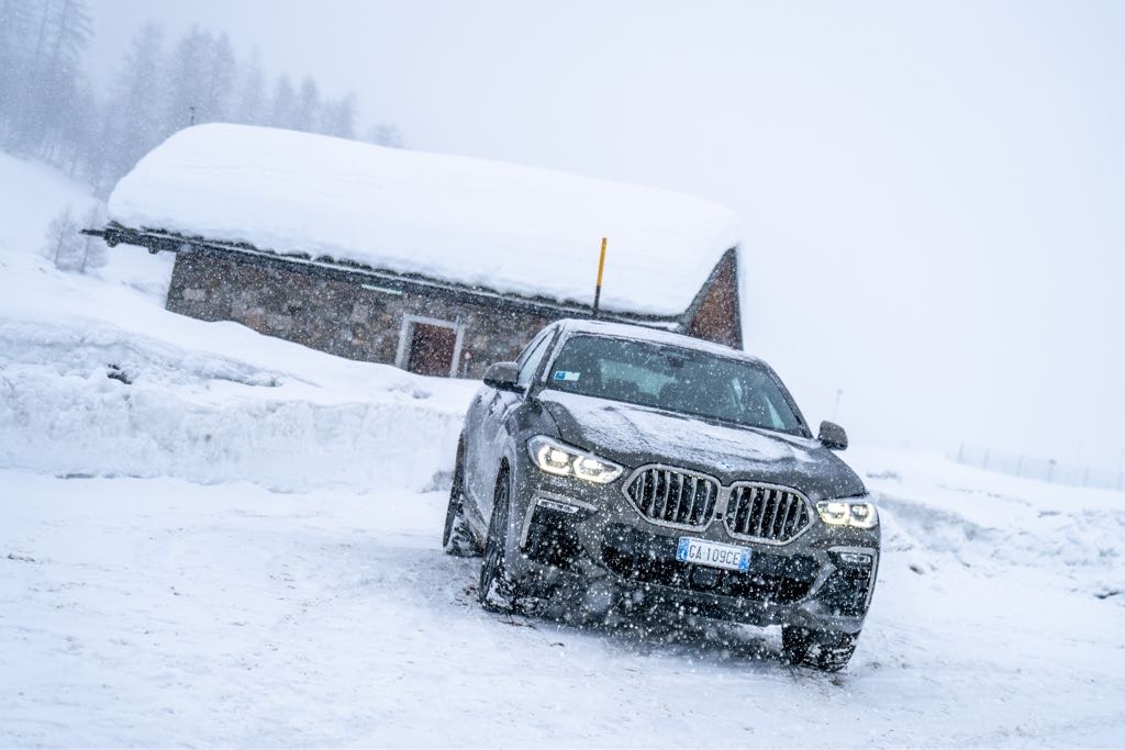 Nowe BMW X6 G06 w zimowej scenerii na prezentacji prasowej