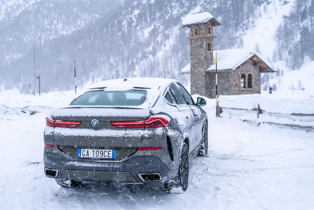 Nowe BMW X6 G06 w zimowej scenerii na prezentacji prasowej