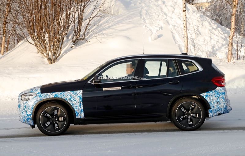 SPY SHOTS: Zakamuflowane BMW iX3 przyłapane na drodze z aerodynamicznymi kołami