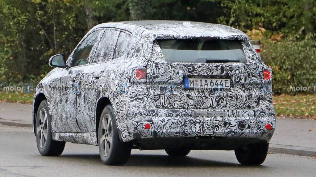 SPY SHOTS: W pełni elektryczny crossover BMW iX1 pierwszy raz na drodze