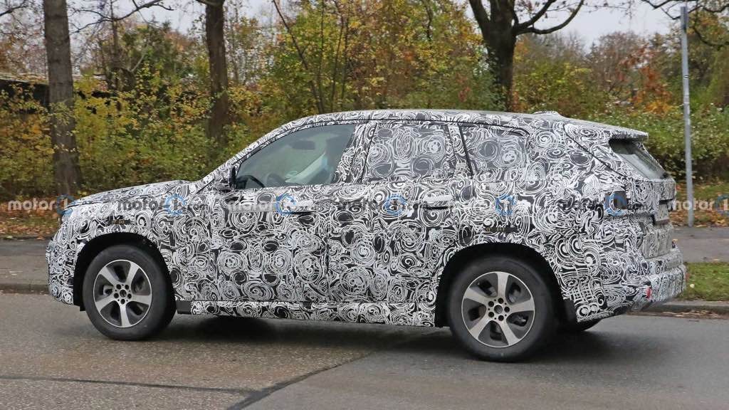 SPY SHOTS: W pełni elektryczny crossover BMW iX1 pierwszy raz na drodze
