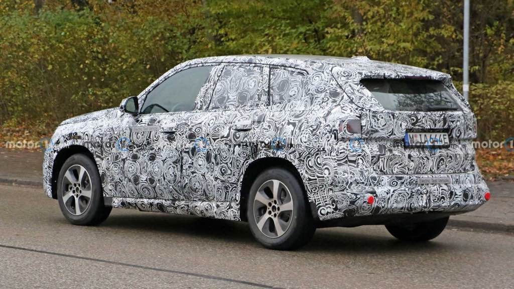 SPY SHOTS: W pełni elektryczny crossover BMW iX1 pierwszy raz na drodze
