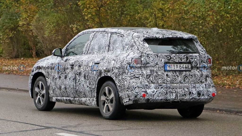 SPY SHOTS: W pełni elektryczny crossover BMW iX1 pierwszy raz na drodze