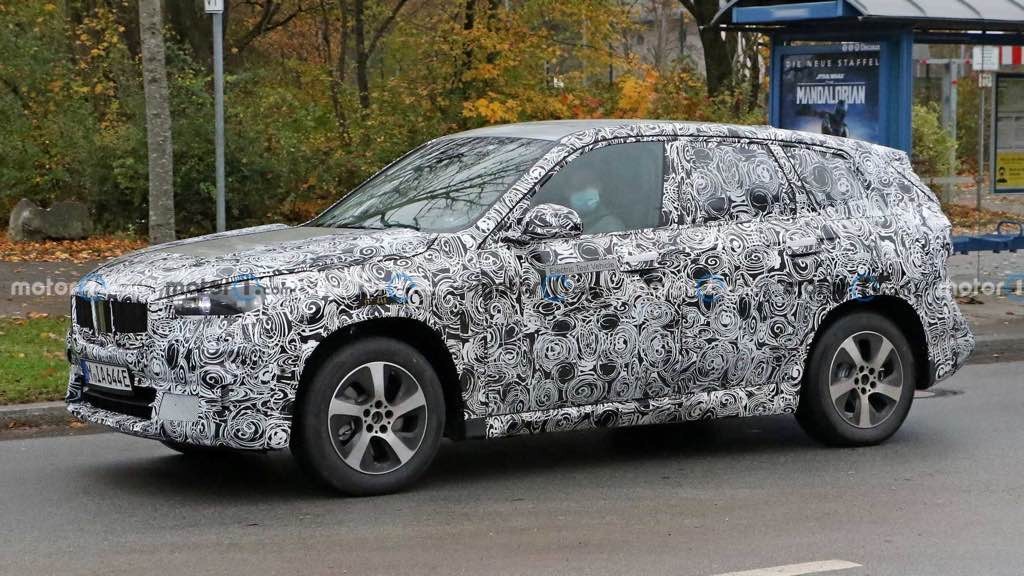 SPY SHOTS: W pełni elektryczny crossover BMW iX1 pierwszy raz na drodze