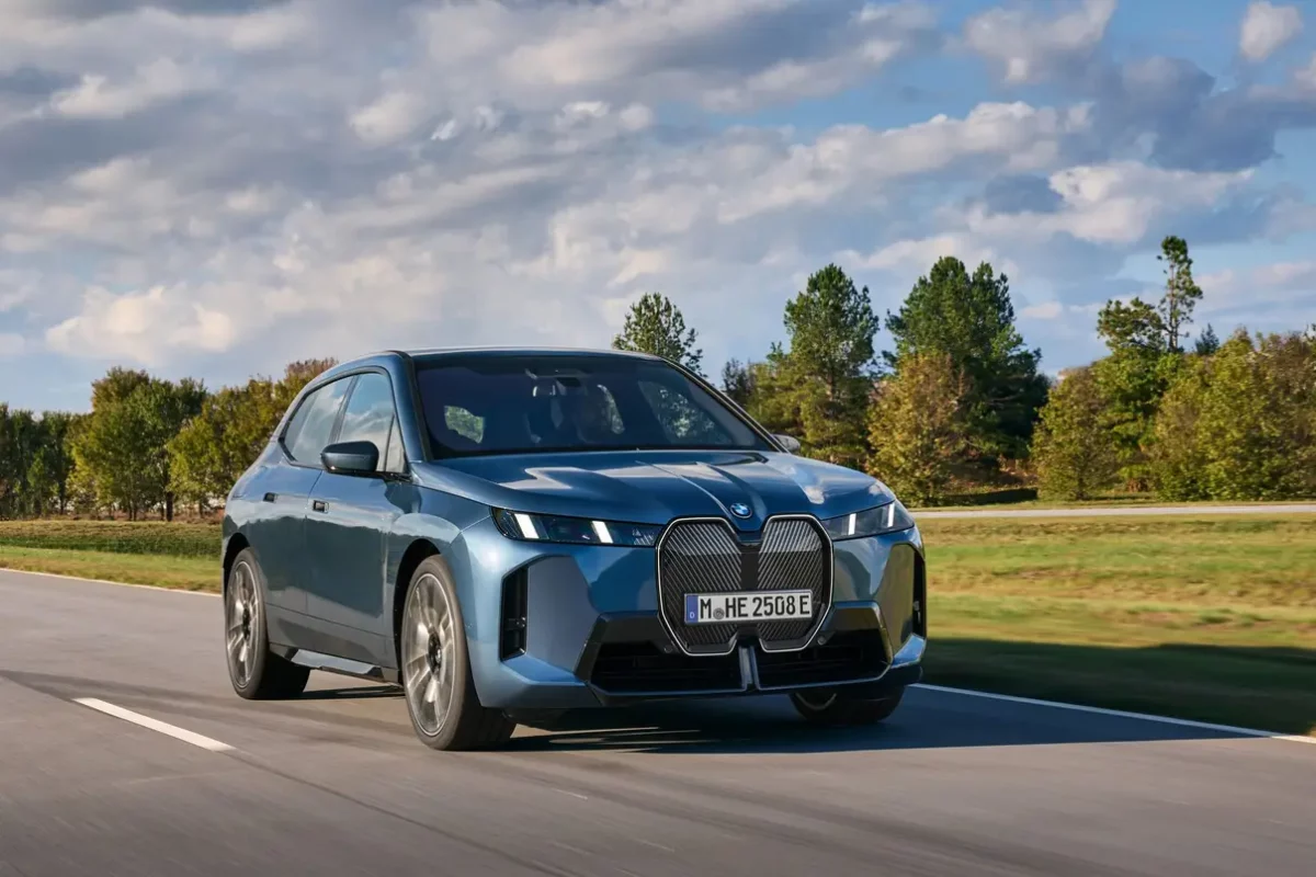 Nowe BMW iX 2025: Większa moc, dłuższy zasięg i podświetlane nerki