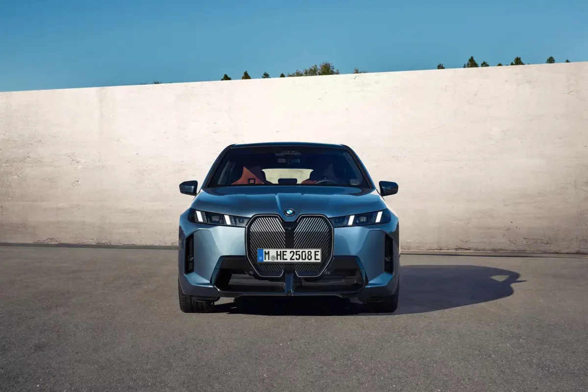 Nowe BMW iX 2025: Większa moc, dłuższy zasięg i podświetlane nerki
