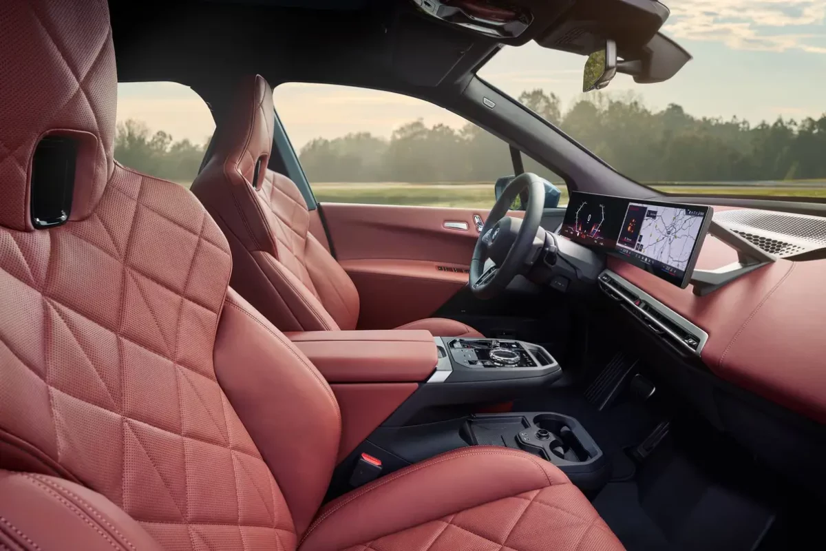 Nowe BMW iX 2025: Większa moc, dłuższy zasięg i podświetlane nerki