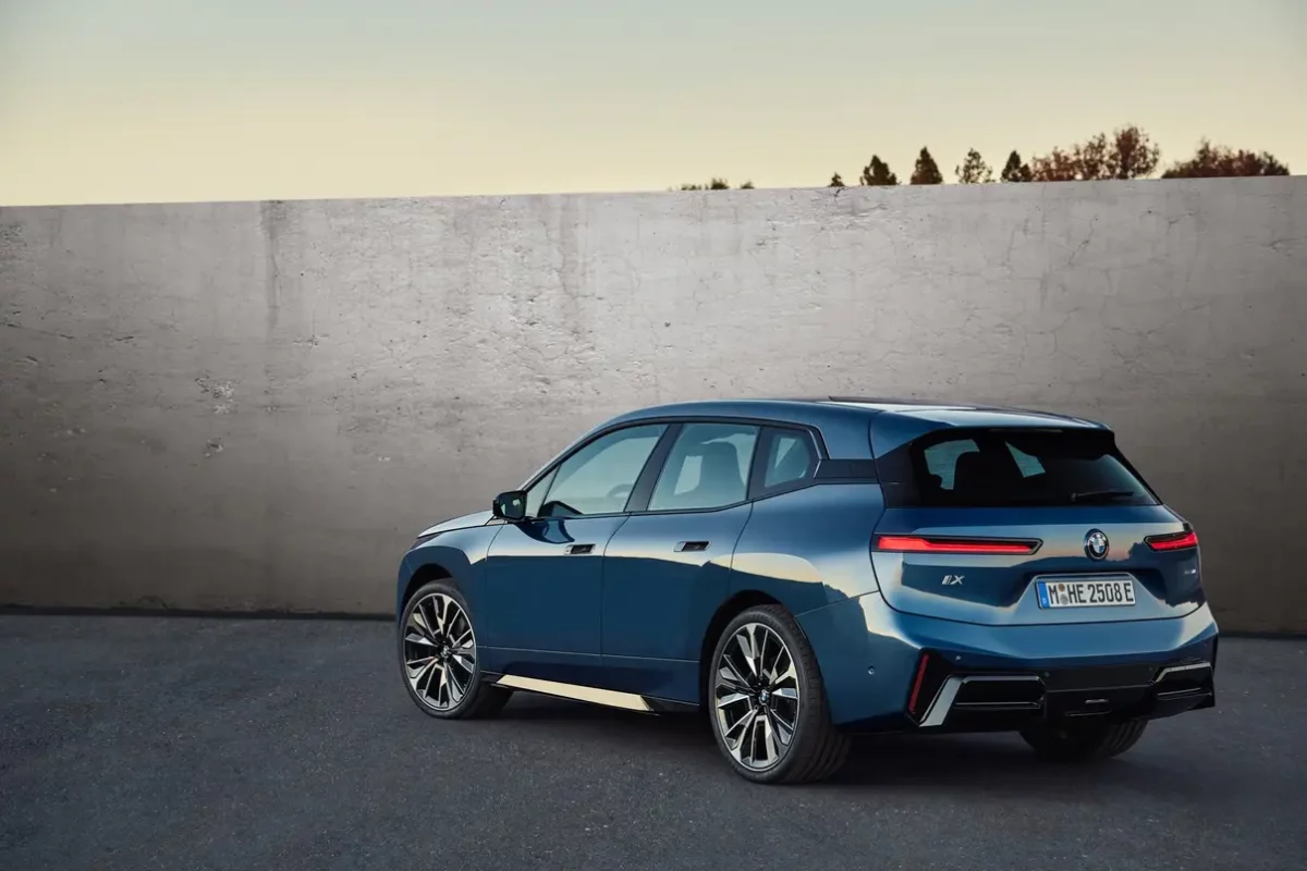 Nowe BMW iX 2025: Większa moc, dłuższy zasięg i podświetlane nerki
