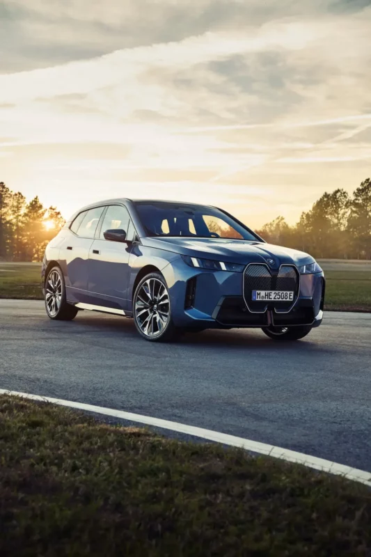 Nowe BMW iX 2025: Większa moc, dłuższy zasięg i podświetlane nerki