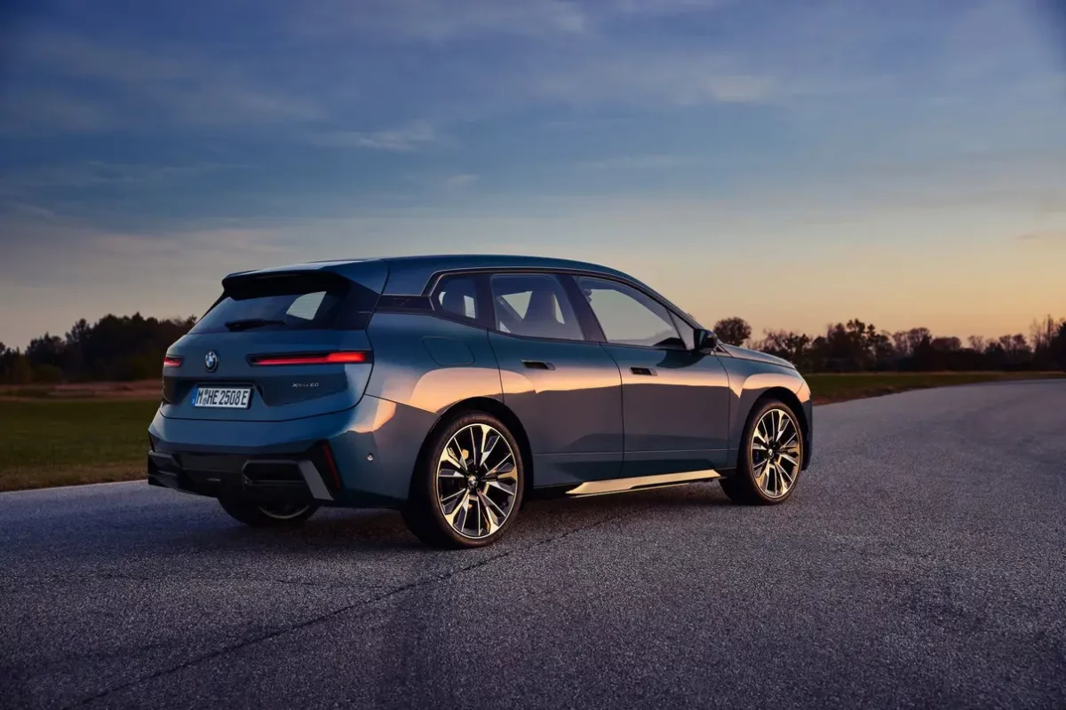 Nowe BMW iX 2025: Większa moc, dłuższy zasięg i podświetlane nerki