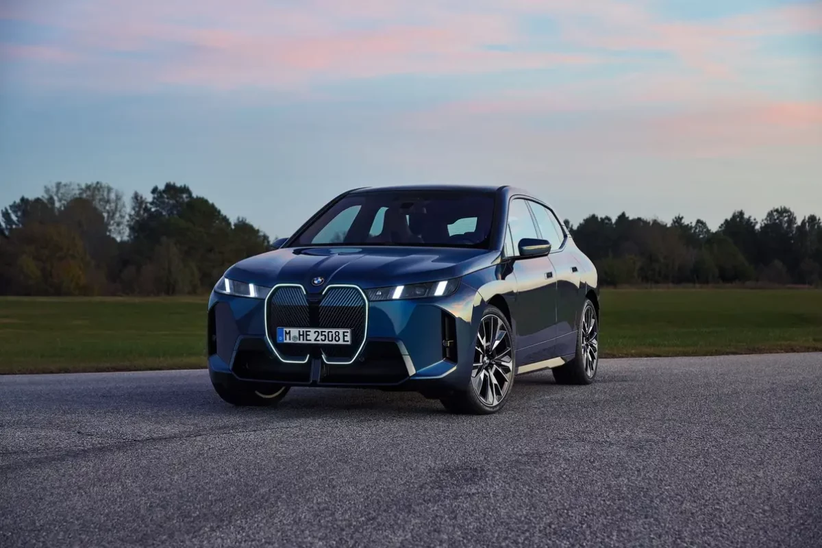 Nowe BMW iX 2025: Większa moc, dłuższy zasięg i podświetlane nerki