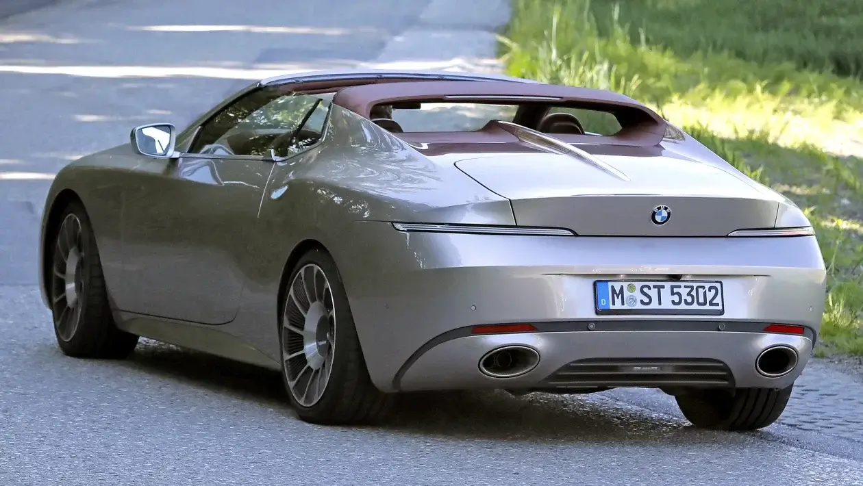 BMW Skytop na drodze: Limitowany roadster V8 w ruchu