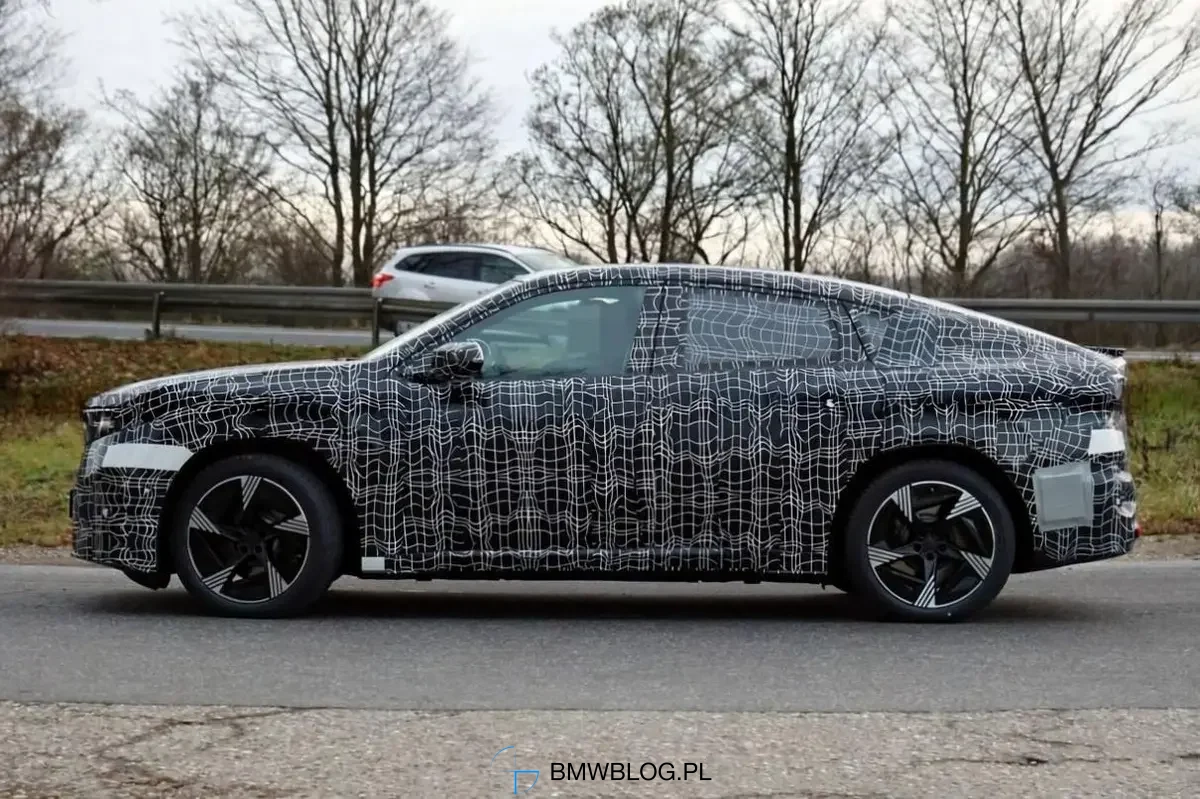 BMW iX4 (NA7) przyłapane po raz pierwszy. Elektryczny następca X4?