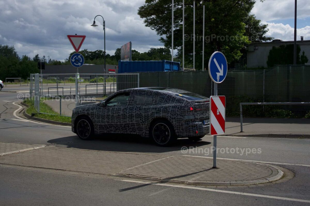 BMW iX4 przyłapane w Nürburg. Nowe zdjęcia elektrycznego następcy X4