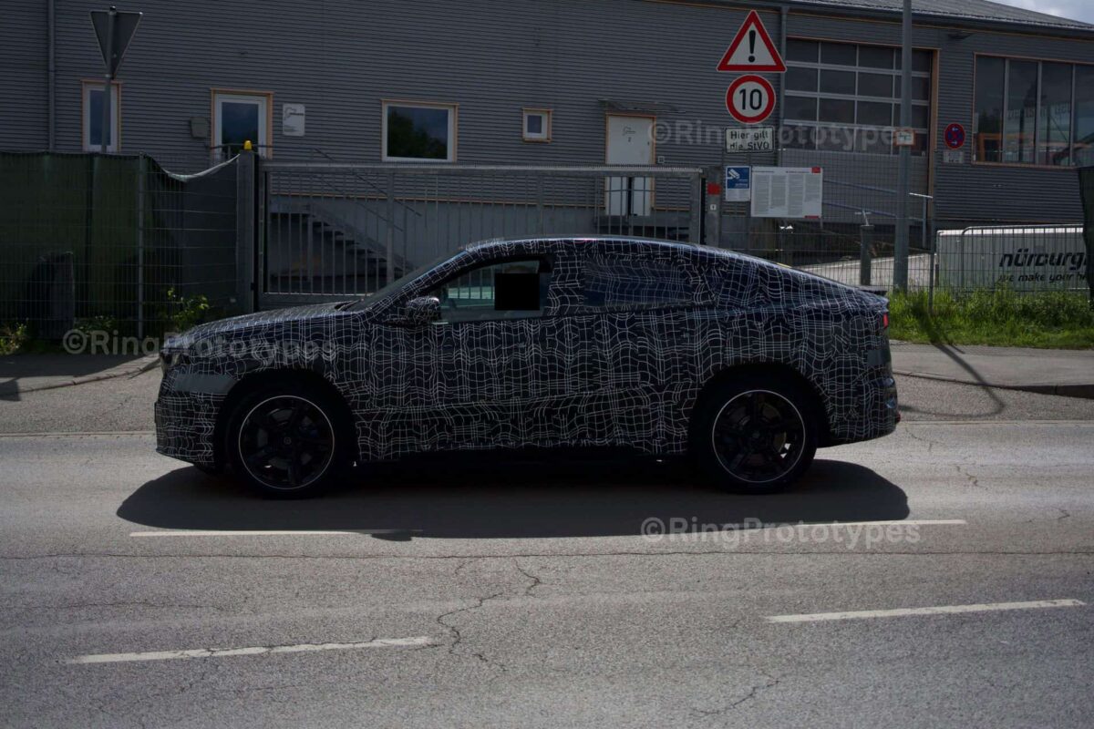 BMW iX4 przyłapane w Nürburg. Nowe zdjęcia elektrycznego następcy X4