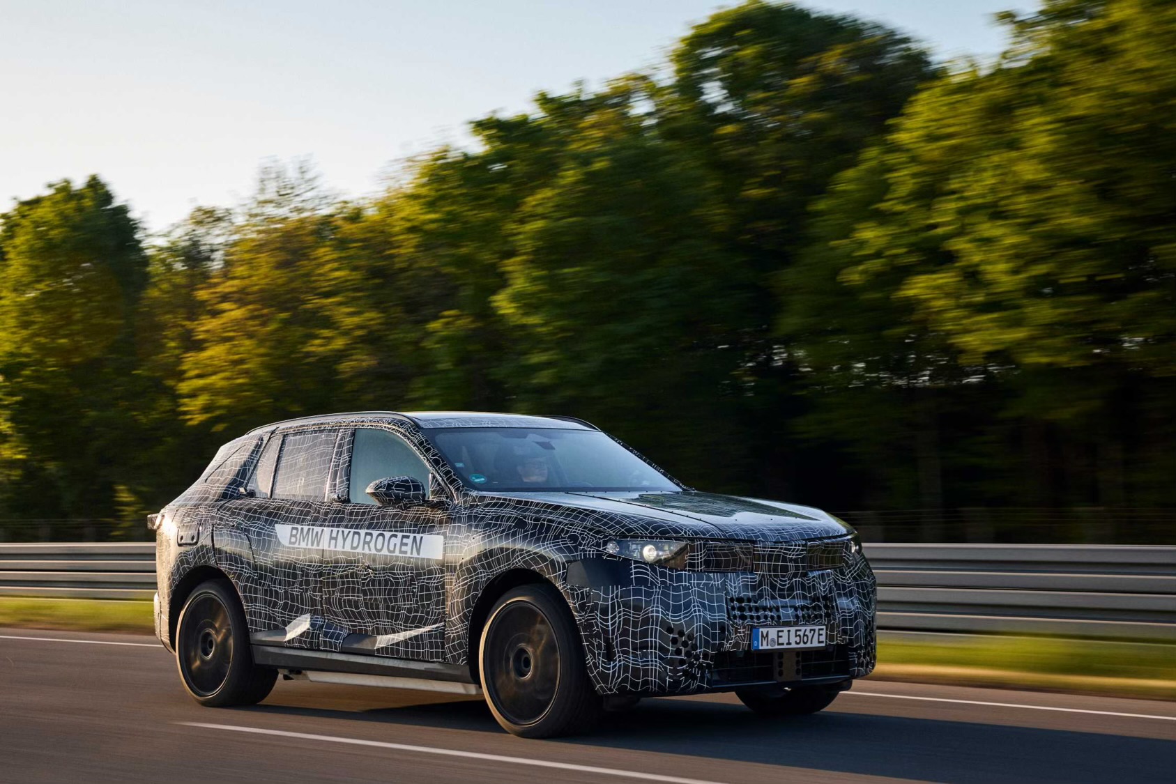 BMW iX3 Flow Edition: Kolor nadwozia na żądanie. E Ink wchodzi do gry