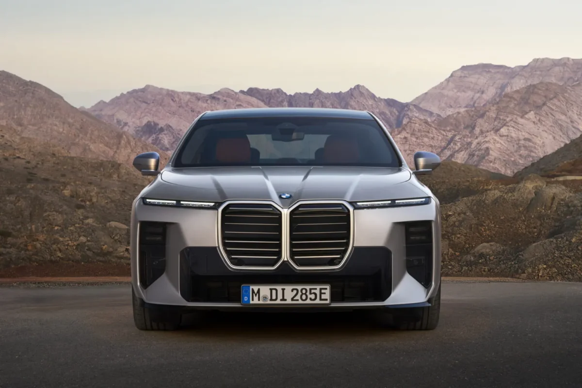 BMW serii 7 (2026) już oficjalnie. 8K i 720 km robią różnicę