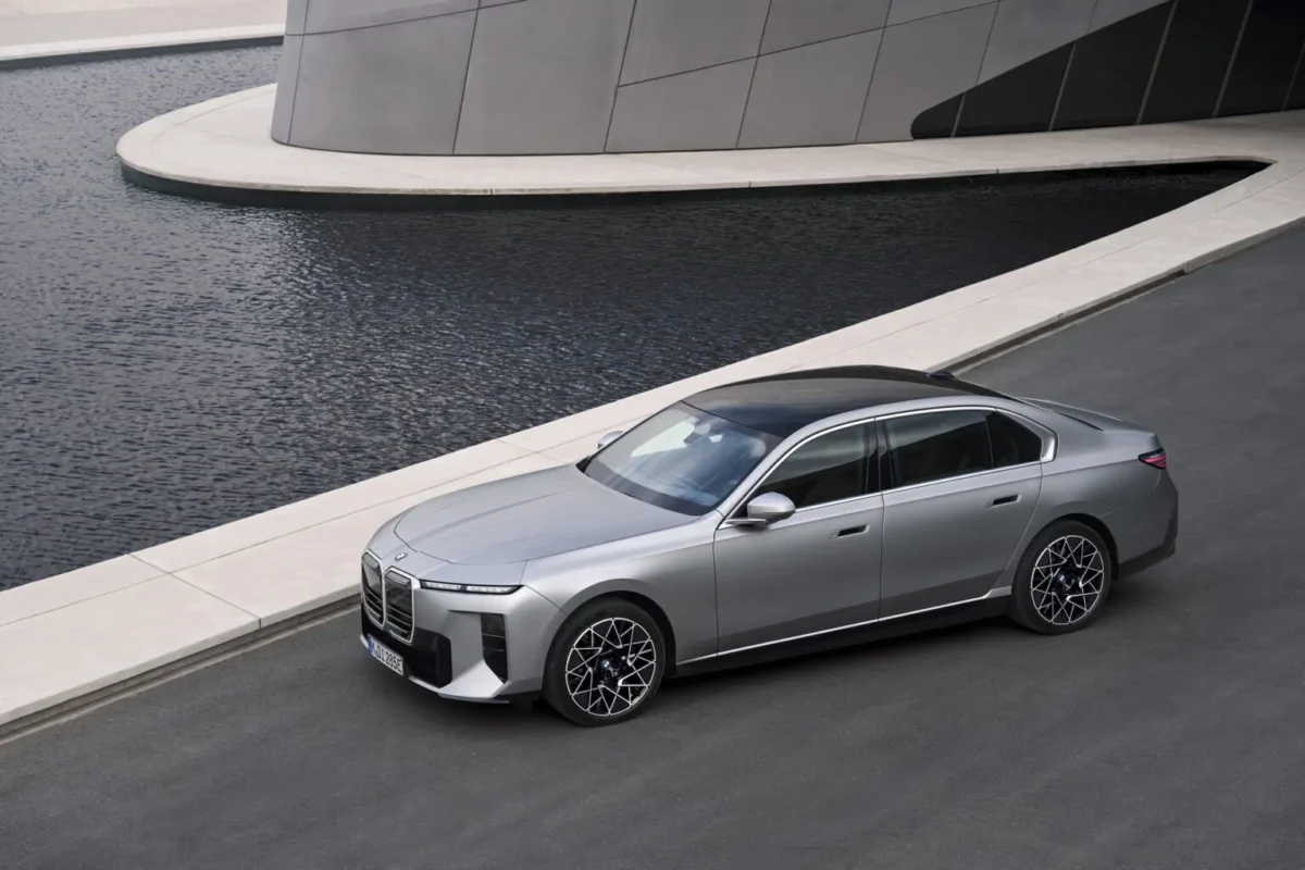 BMW serii 7 (2026) już oficjalnie. 8K i 720 km robią różnicę