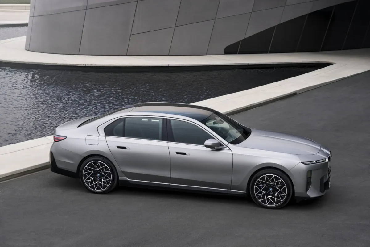 BMW serii 7 (2026) już oficjalnie. 8K i 720 km robią różnicę