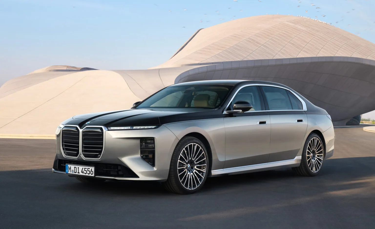 BMW serii 7 (2026) już oficjalnie. 8K i 720 km robią różnicę