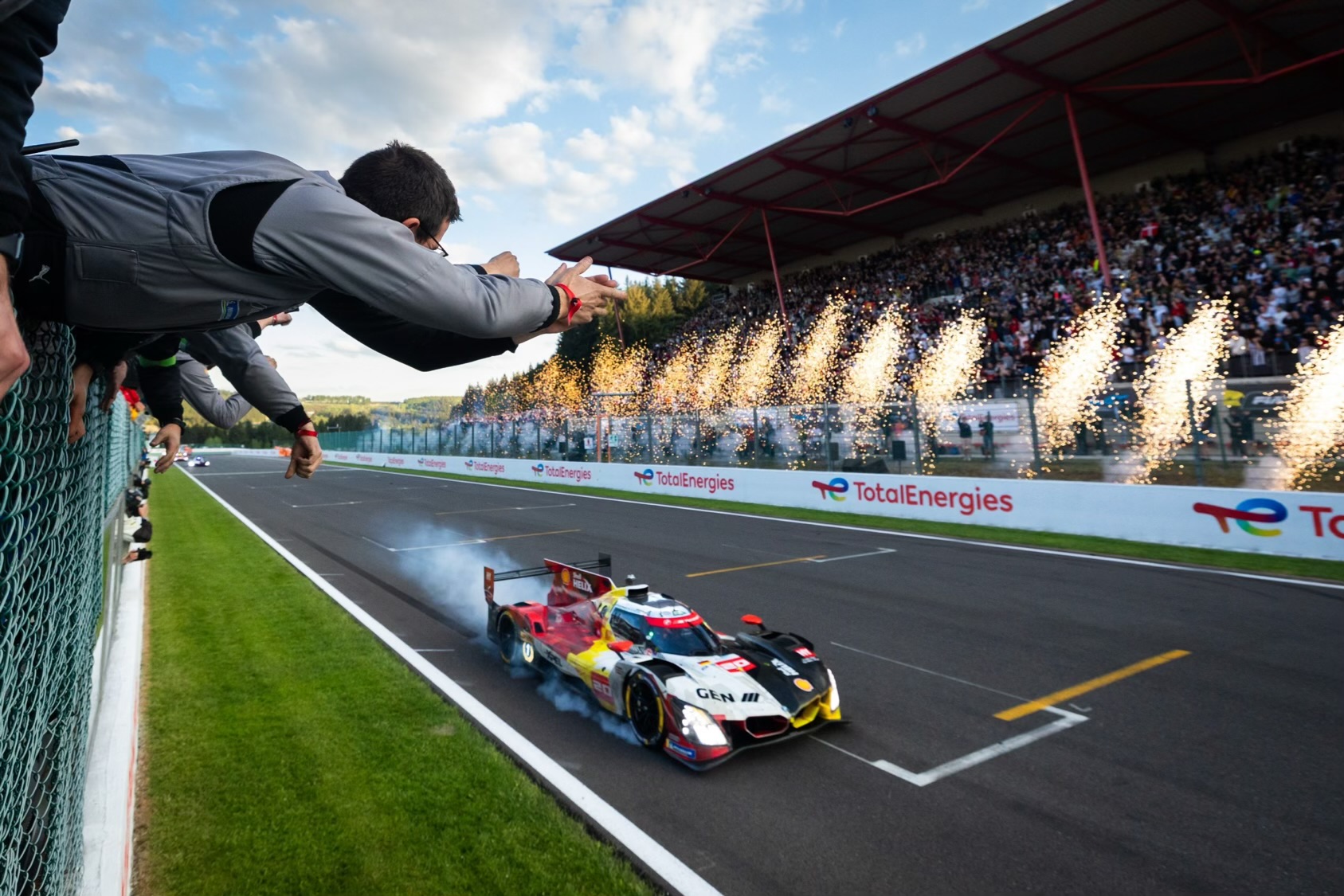 BMW wraca na szczyt. Historyczny dublet BMW M Hybrid V8 w Spa